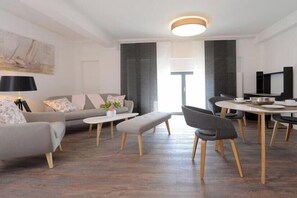 Smart TV, fireplace, stereo