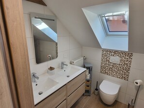 淋浴设施、吹风机、毛巾、卫生纸