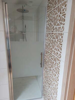 Dusche, Haartrockner, Handtücher, Toilettenpapier