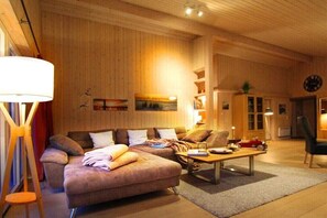 TV connectée, lecteur de DVD, livres, chaîne hi-fi