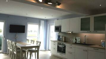 Fridge, microwave, stovetop, dishwasher