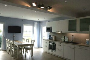 Kylskåp, mikrovågsugn, spishäll och diskmaskin