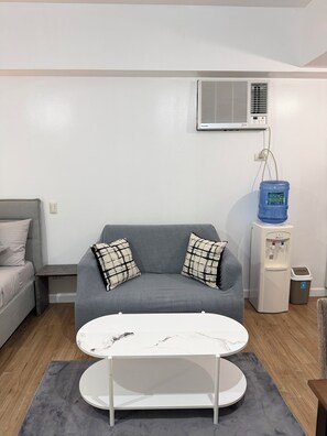 Smart TV - Cozy studio unit Abreeza Place with WiFi/Netflix in Davao City (Davao City)