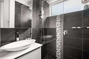 Shower, hair dryer, towels - Serene 2-Bed Apartment in St Kilda (St Kilda)