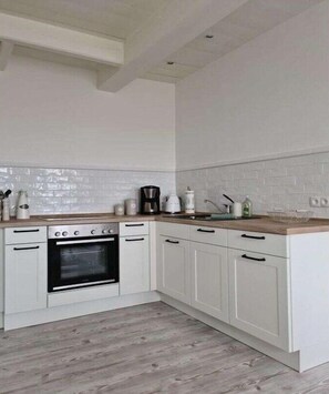 Fridge, oven, stovetop, dishwasher - Tante Gisela Comfortable holiday residence (Hattstedtermarsch)
