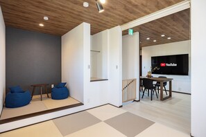 Biệt thự, sân hiên | Màn/rèm cản sáng, bàn ủi/dụng cụ ủi quần áo 