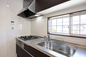 Vila, varanda | Cozinha privada | Chaleira elétrica, torradeira