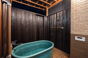 Vil·la, pati | Bany | Sabatilles 