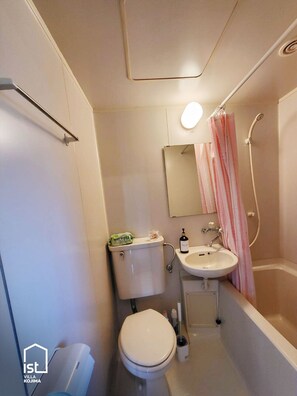 Sèche-cheveux, serviettes fournies, savon, papier toilette