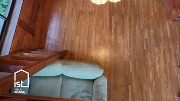 Televisión, reproductor de DVD, libros y estéreo