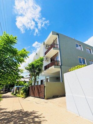 A multi-story residential building with balconies, air conditioning units, and a gated entrance. - Caliza Unawatuna by Sea Cloud (Galle)