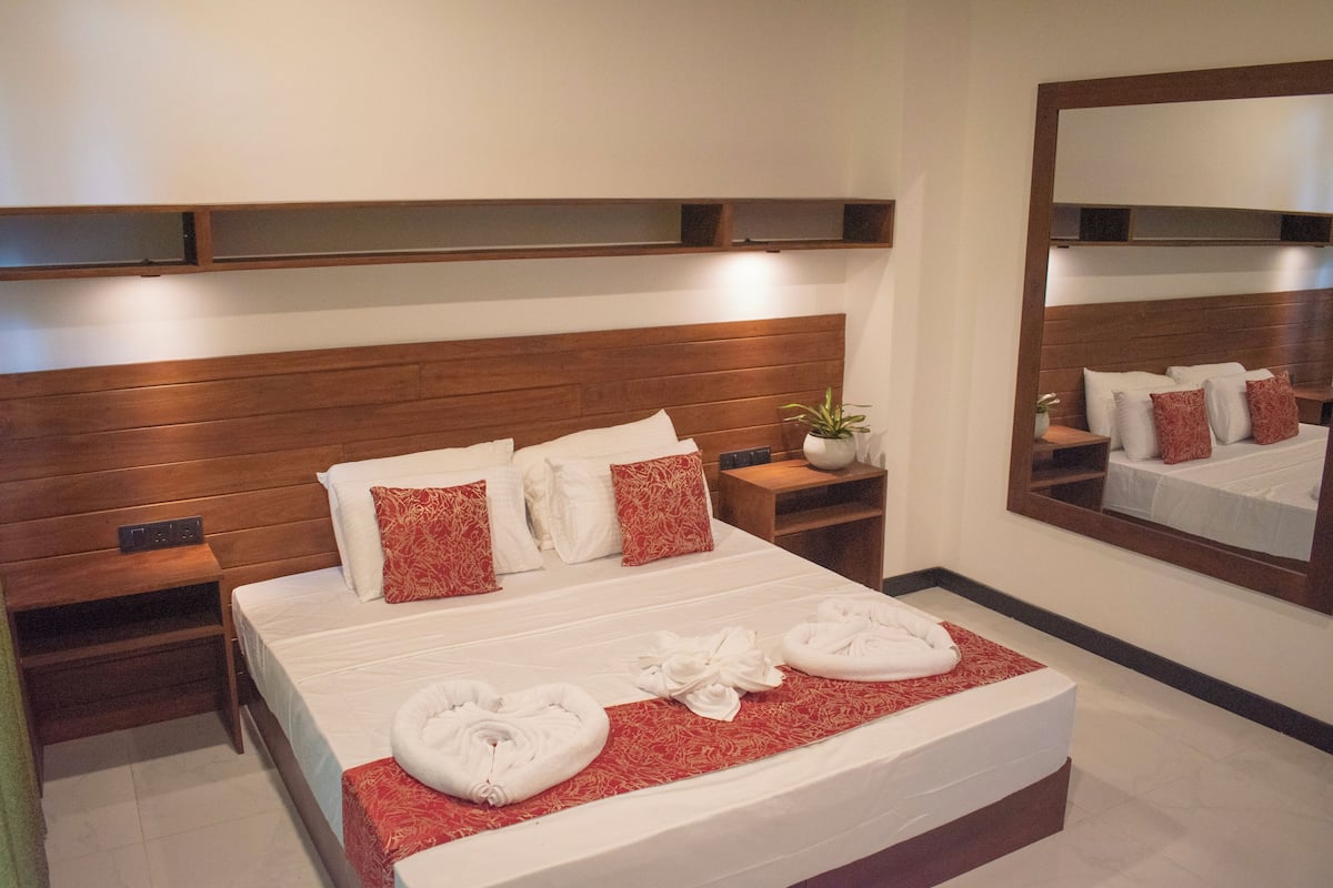 Deluxe Triple Room | In-room safe, desk, laptop workspace, blackout curtains