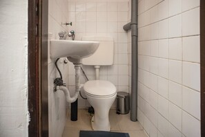 Basic Apartment | Bathroom