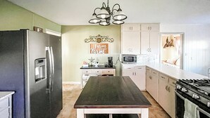 Private kitchen - Fenced Yard! Peaceful Retreat in Smithville (Smithville)