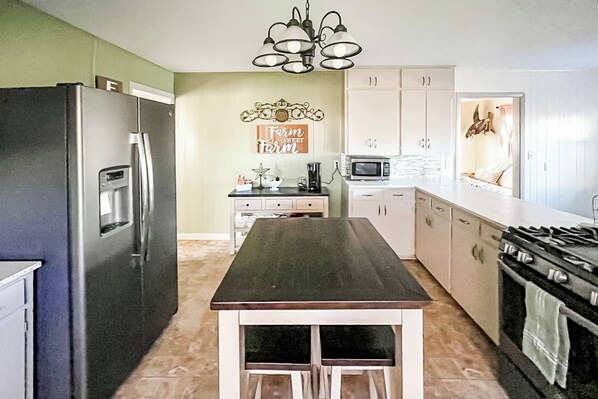 Fridge, microwave, stovetop, dishwasher
