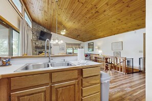 Interior - Mtn-View Deck! Maggie Valley Cabin, 8 Mi to Skiing (Maggie Valley)