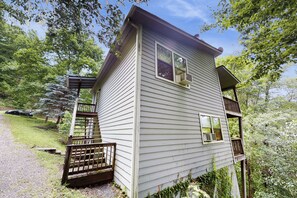 Exterior - Mtn-View Deck! Maggie Valley Cabin, 8 Mi to Skiing (Maggie Valley)