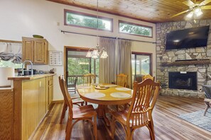 Dining - Mtn-View Deck! Maggie Valley Cabin, 8 Mi to Skiing (Maggie Valley)