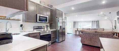 Fridge, microwave, stovetop, dishwasher