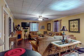 TV, DVD player - ‘Keepin’ it Reel’ Retreat Near Lake O’ the Pines (Avinger)