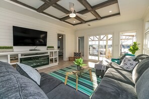 TV, fireplace, DVD player, ping pong - Open Water Sunset Kingsland Lakehouse w/ Boat Slip (Kingsland)