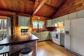 Frigorífico, microondas, placa de cocina y cafetera o tetera