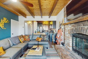 Fernseher, Kamin, Bücher