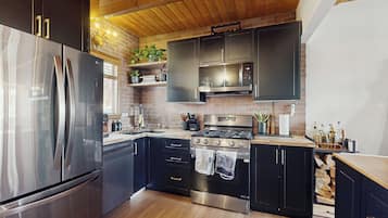 Fridge, microwave, stovetop, dishwasher