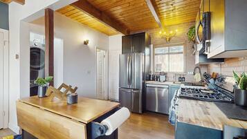 Fridge, microwave, stovetop, dishwasher