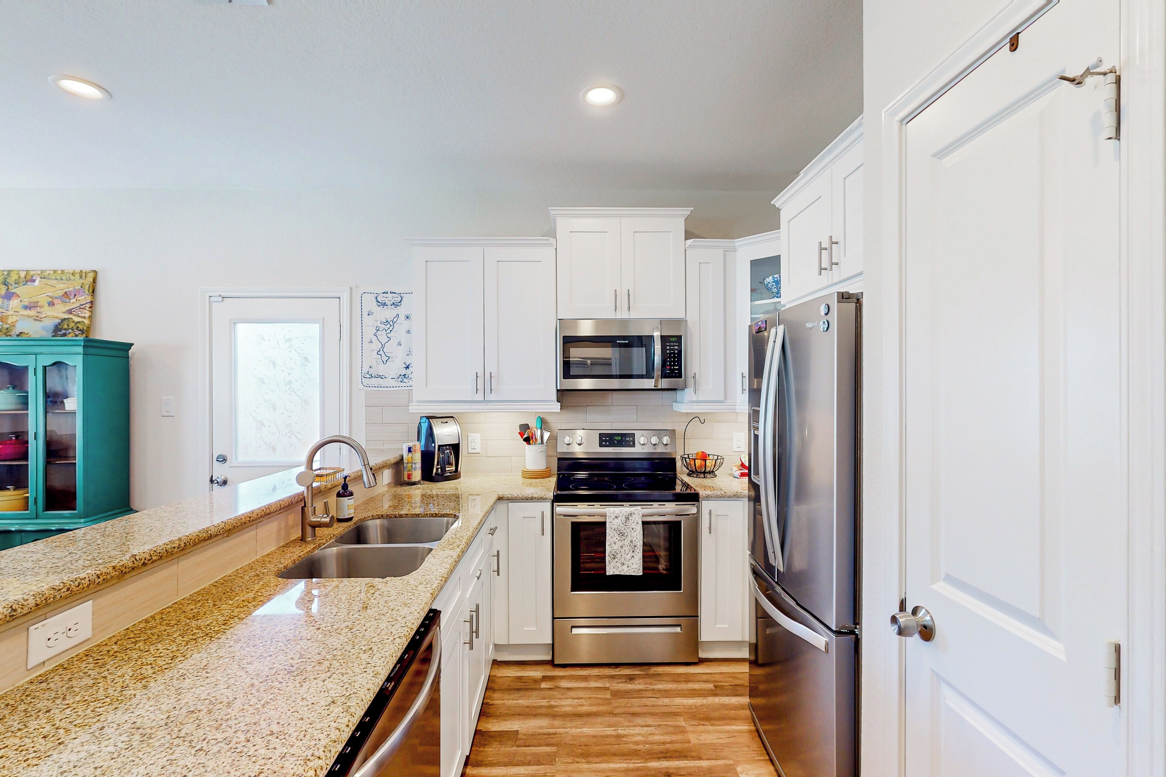 Fridge, microwave, stovetop, dishwasher