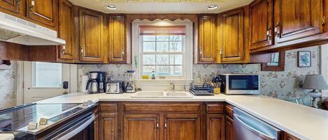 Fridge, microwave, stovetop, dishwasher