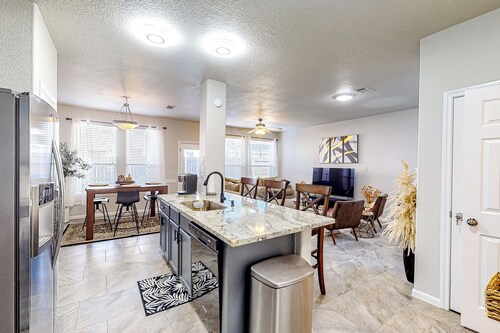 3 Mi to Downtown Conroe: Updated Townhome w/ Yard