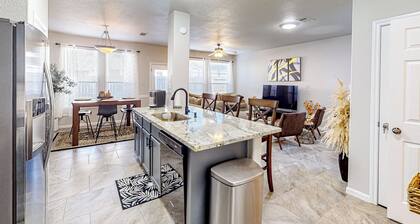 3 Mi to Downtown Conroe: Updated Townhome w/ Yard
