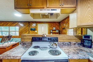 Kjøleskap, mikrobølgeovn, kokeplater og kaffetrakter/tekoker