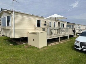 Exterior - Your Happy Place - 8 Berth Caravan 5 minutes from lovely sandy beach (Heacham)
