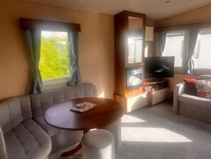 Smart TV - Your Happy Place - 8 Berth Caravan 5 minutes from lovely sandy beach (Heacham)