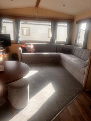 Smart TV - Your Happy Place - 8 Berth Caravan 5 minutes from lovely sandy beach (Heacham)