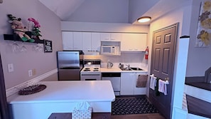 Private kitchen - Slopeside Loft @ North Creek Resort (The Blue Mountains)