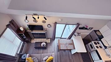 TV, fireplace