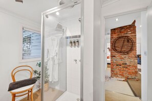 Hair dryer, towels - Spacious 2 bedroom unit w/ garden views (Queenscliff)