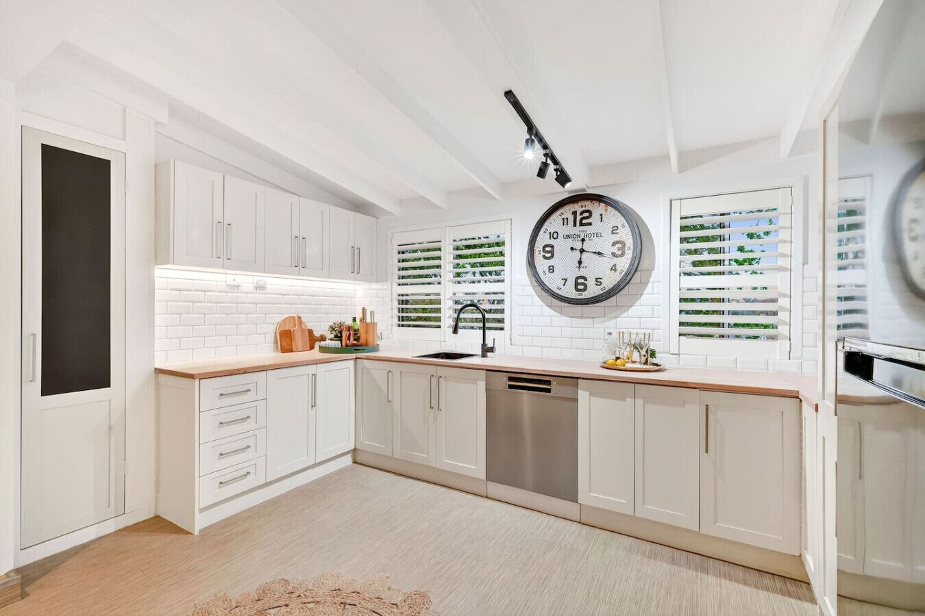 Kjøleskap, mikrobølgeovn, oppvaskmaskin og kaffetrakter/tekoker