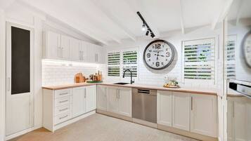 Kjøleskap, mikrobølgeovn, oppvaskmaskin og kaffetrakter/tekoker