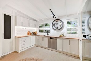 Kjøleskap, mikrobølgeovn, oppvaskmaskin og kaffetrakter/tekoker