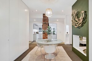 Dining - Spacious 2 bedroom unit w/ garden views (Queenscliff)