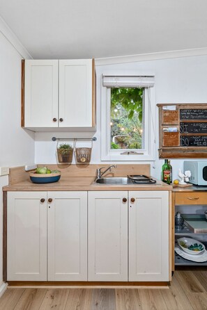 Private kitchen - Converted studio w/ garden views (Queenscliff)