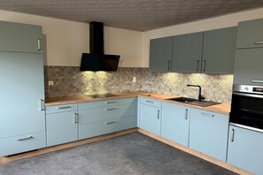 Køleskab, mikrobølgeovn, ovn, kogeplade