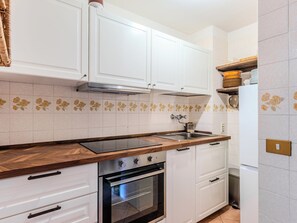 Fridge, oven, cookware/dishes/utensils - Casa Brenta by Interhome (Madonna di Campiglio)
