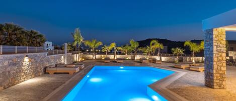 2 kolam renang outdoor, dengan payung kolam renang dan kursi berjemur