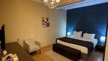 Caja de seguridad en la habitación y escritorio