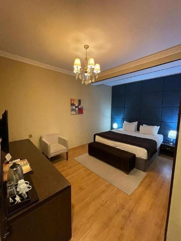 خزنة داخل الغرفة ومكتب ومساحة عمل للكمبيوتر المحمول وستائر تعتيم